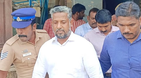 பாபா பக்ருதீனை(வெள்ளை சட்டை) விசாரணைக்கு அழைத்து செல்லும் என்ஐஏ அதிகாரிகள்.