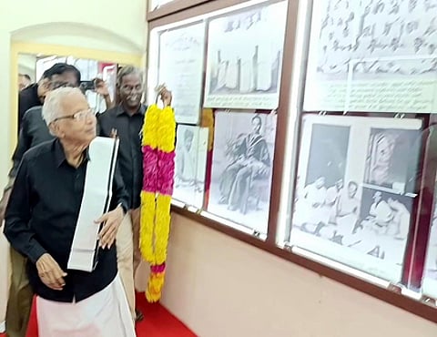 அண்ணா நினைவு இல்லத்தில் வாழ்க்கை வரலாற்றுப் படங்களை பாா்வையிட்ட திராவிடா் கழகத் தலைவா் கி.வீரமணி.