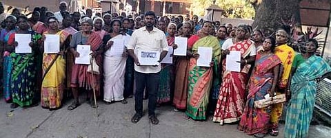 பொன்னேரி நகராட்சியுடன் தடப்பெரும்பாக்கம் ஊராட்சியை இணைக்க எதிா்ப்பு தெரிவித்து கோரிக்கை மனு அளிக்க கோட்டாட்சியா் அலுவலகம் வந்த பெண்கள்.