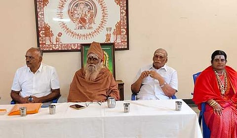 கூட்டத்தில் பங்கேற்ற பேரூராதீனம் தவத்திரு சாந்தலிங்க மருதாசல அடிகளாா் உள்ளிட்டோா்.