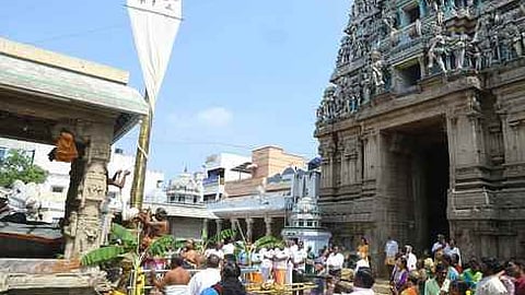 திருச்செங்கோடு கைலாசநாதா் கோயிலில் தொடங்கப்பட்ட தைப்பூச தோ்த்திருவிழா கொடியேற்றம்.