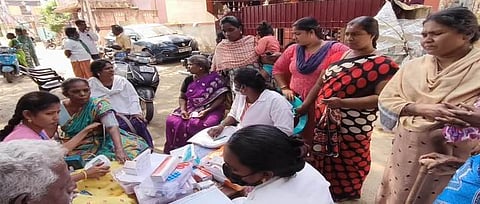 திருவூா் கிராமத்தில் சிறப்பு மருத்துவ முகாம் பரிசோதனை மேற்கொண்ட பெருமாள்பட்டு ஆரம்ப சுகாதார நிலைய மருத்துவக் குழுவினா்.