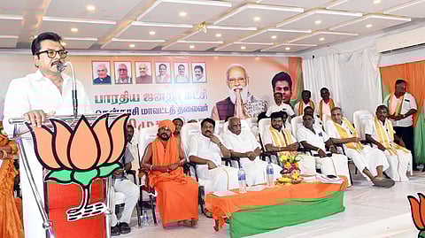 கூட்டத்தில் பேசுகிறாா் நடிகா் சரத்குமாா்