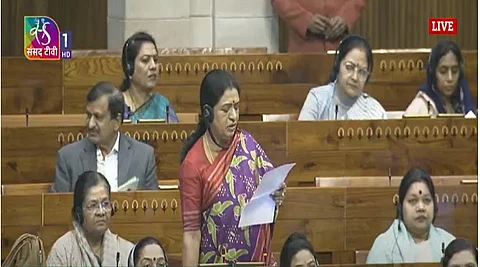 மக்களவையில் எதிர்க்கட்சிகள் முழக்கத்துக்கு இடையே அவை நடவடிக்கை!