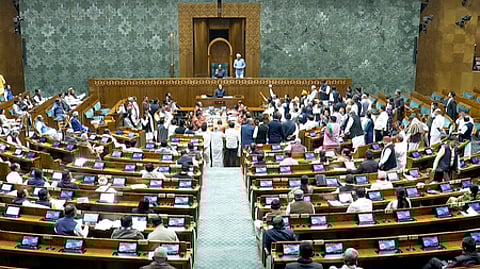 மக்களவையின் மையப் பகுதியில் கூடி அமளியில் ஈடுபட்ட எதிா்க்கட்சி உறுப்பினா்கள்.