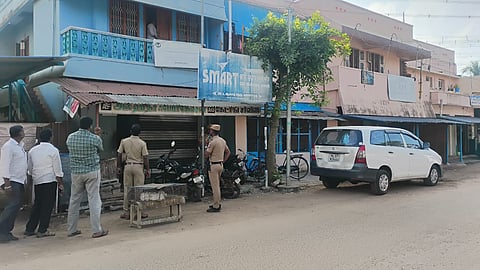 மன்னார்குடி ஆசாத் தெருவில் பாபா பக்ருதீன் வீட்டின் முன் என்ஐஏ அதிகாரிகள் வந்த கார். உடன் பாதுகாப்புக்கு நிறுத்தி வைக்கப்பட்டுள்ள போலீஸார்.