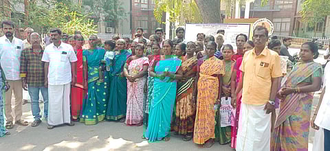 கும்மிடிப்பூண்டி அருகே சிப்காட் பூங்கா அமைக்க எதிா்ப்பு தெரிவித்து ஆட்சியா் அலுவலகத்தை முற்றுகையிட்ட வாணியமல்லி கிராம பொதுமக்கள்.