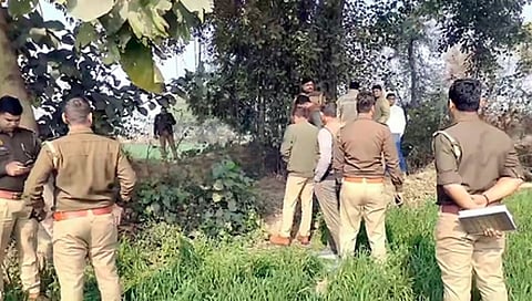 அயோத்தியில் இளம்பெண் சடலம் கண்டெடுக்கப்பட்ட பகுதியில் ஞாயிற்றுக்கிழமை ஆய்வு செய்த போலீஸாா்.