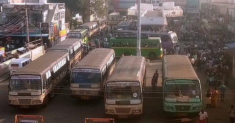 சுரண்டை பேருந்து நிலையத்தில் நிறுத்தி வைக்கப்பட்டிருந்த பேருந்துகள்