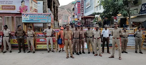 திருப்பரங்குன்றம் 16 கால் மண்டபம் அருகே பாதுகாப்புப் பணியில் ஈடுபட்ட போலீஸார்.