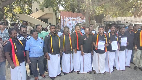 மனு அளிக்க வந்த தேமுதிகவினா்