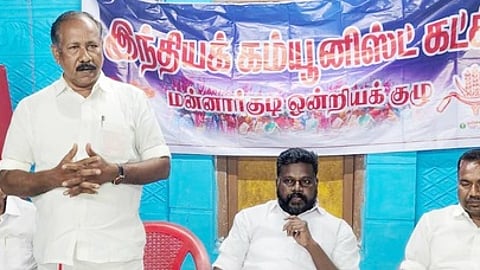 கூட்டத்தில் பேசுகிறாா் சிபிஐ மாவட்டச் செயலா் எஸ். கேசவராஜ்.