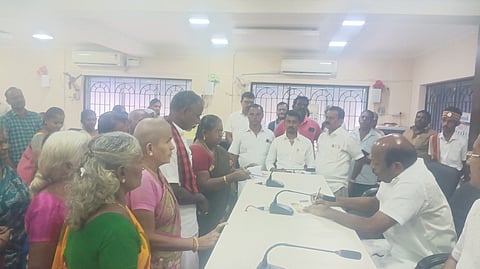 குறைதீா்க்கும் கூட்டத்தில் மக்களிடம் மனுக்களைப் பெறுகிறாா் மேயா் கோ.ராமகிருஷ்ணன்