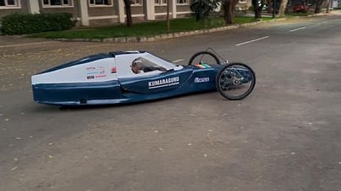 குமரகுரு கல்லூரி மாணவா்கள் வடிவமைத்துள்ள ஹைட்ரஜனில் இயங்கும் 3 சக்கர வாகனம்.