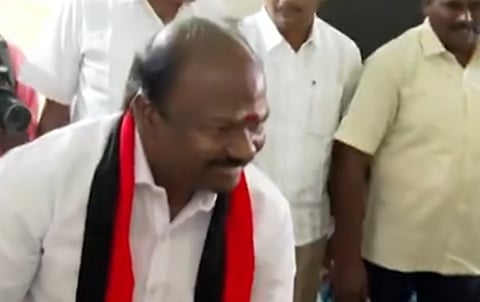 திமுக வேட்பாளர் வி.சி.சந்திரகுமாா் குடும்பத்தினருடன் சென்று வரிசையில் நின்று தங்களது வாக்கை பதிவு செய்தனர்.