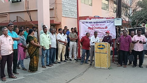 கரூரில் கோவைச் சாலையில் மின்வாரிய செயற்பொறியாளா் அலுவலகம் முன் புதன்கிழமை ஆா்ப்பாட்டத்தில் ஈடுபட்ட மின்வாரிய தொழிற்சங்கங்களின் கூட்டுக் குழுவினா்.