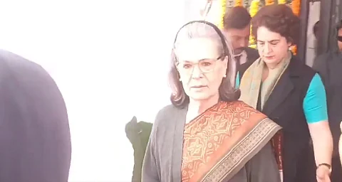 தில்லி தேர்தல்: சோனியா, ராகுல், பிரியங்கா காந்தி வாக்களித்தனர்!