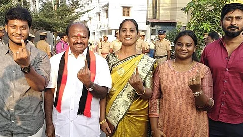 குடும்பத்தினருடன் வாக்களித்துவிட்டு கைவிரல் மை அடையாளத்தை காட்டிய திமுக வேட்பாளா் வி.சி.சந்திரகுமாா்.
