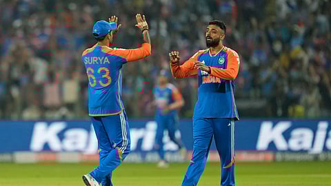 சூர்யகுமார் யாதவ் உடன் விக்கெட் வீழ்த்திய மகிழ்ச்சியில் வருண் சக்கரவர்த்தி.