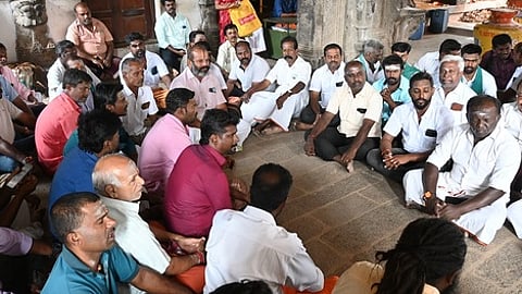 தென்காசி காசிவிஸ்வநாதா் கோயிலில் உள்ளிருப்புப் போராட்டத்தில் ஈடுபட்டோா்.