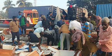 சாலையில் கொட்டிய மீன்களை போட்டி போட்டுக்கொண்டு அள்ளிச் சென்ற அந்த பகுதி மக்கள்.