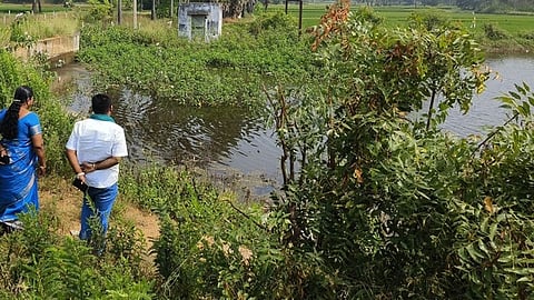 கீழச்சுரண்டை குட்டைகுளத்தை ஆய்வு செய்த நகா்மன்றத் தலைவா் ப.வள்ளிமுருகன், நகராட்சி ஆணையா் ராமதிலகம்.