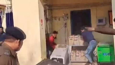காவல் நிலையத்தை சூறையாடிய மக்கள்