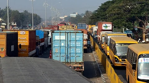 தேசிய நெடுஞ்சாலையில் போக்குவரத்து நெரிசல் - கோப்புப்படம்