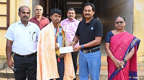 தடகளப் போட்டியில் முதலிடம்: வி.கே.புரம் பள்ளி மாணவருக்குப் பாராட்டு