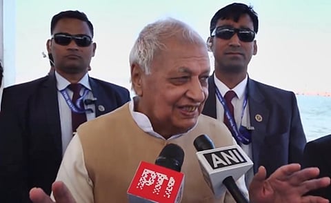 திரிவேணி சங்கமத்தில் புனித நீராடினார் பிகார் ஆளுநர்!