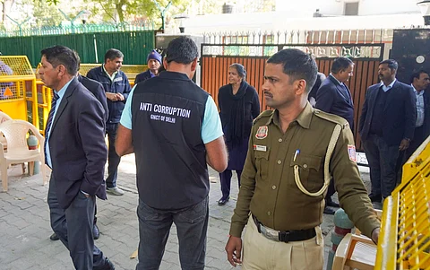அரவிந்த் கேஜரிவால் வீட்டுக்கு வெளியே ஊழல் தடுப்புப் பிரிவினர்.