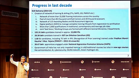 தில்லியில் செய்தியாளா்களுக்கு பேட்டியளித்த மத்திய அமைச்சா் அஸ்வினி வைஷ்ணவ்.