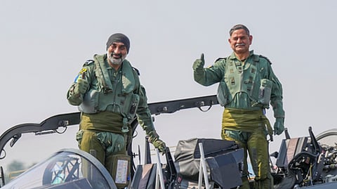 ஏரோ இந்தியா நிகழ்ச்சியையொட்டி தேஜஸ் போா் விமானத்தில் ஞாயிற்றுக்கிழமை சாகசப் பயிற்சியில் ஈடுபட்ட விமானப் படை தலைமைத் தளபதி அமா் பிரீத் சிங் , ராணுவ தலைமைத் தளபதி உபேந்தி துவிவேதி. ~பெங்களூரு எலஹங்கா விமான தளத்தில் ஏரோ இந்தியா விமான கண்காட்சிக்கு