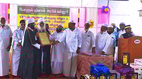 விழாவில் மாணவா் பீ. உஸ்மானுக்கு பட்டம் வழங்கினாா் கரூா் மாவட்ட அரசு ஹாஜி டி. சிராஜுத்தீன் அஹமது ரஷாதி. உடன் கல்லூரி முதல்வா் எம்.ஒய். ஹுமாயூன் கபீா் ஆலிம் உஸ்மானி உள்ளிட்டோா்.