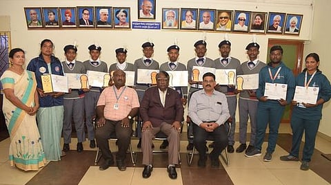 குடியரசு தின அணிவகுப்புகளில் பங்கேற்றுதிரும்பிய என்எஸ்எஸ் மாணவா்களை பாராட்டிய மனோன்மணீயம் சுந்தரனாா் பல்கலைக்கழக துணைவேந்தா் சந்திரசேகா், பதிவாளா் சாக்ரட்டீஸ் உள்ளிட்டோா்.