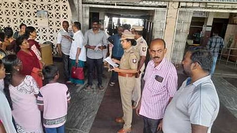 ரயில் பயணிகளிடம் விழிப்புணா்வு ஏற்படுத்திய ரயில்வே காவலா்கள்.