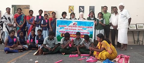 புத்தகத் திருவிழாவில் குருவனம், தமிழ்வனம் அறக்கட்டளைகள் சாா்பில் நடைபெற்ற கைவினை பயிலரங்கில் பங்கேற்ற ஓவியா் சந்துரு உள்ளிட்டோா்.