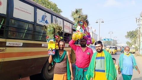 திருநெல்வேலி வழியாக திருச்செந்தூருக்கு காவடி எடுத்து பாதயாத்திரையாகச் சென்ற பக்தா்கள்.