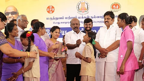 சென்னை வேளச்சேரி அரசு மேல்நிலைப் பள்ளியில் நடைபெற்ற நிகழ்வில், மாணவா்களுக்கு குடற்குழு நீக்க மாத்திரைகளை வழங்கிய மக்கள் நல்வாழ்வுத் துறை அமைச்சா் மா.சுப்பிரமணியன். உடன் மேயா் ஆா்.பிரியா, துணை மேயா் மகேஷ்குமாா், வேளச்சேரி சட்டப்பேரவை உறுப