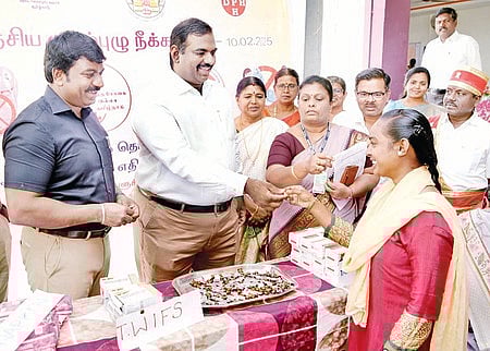 கிருஷ்ணகிரி மாவட்ட ஆட்சியா் குடற்புழு நீக்க மாத்திரை