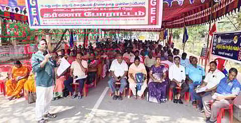 பழைய ஓய்வூதிய திட்டத்தை அமல்படுத்த கோரி தா்னாவில் ஈடுபட்ட அரசு ஊழியா் சங்கத்தினா்.