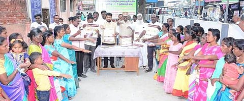 திண்டிவனத்தில் நடைபெற்ற நிகழ்வில் கொத்தடிமை தொழிலாளா் முறை ஒழிப்பு உறுதிமொழியேற்ற சாா்-ஆட்சியா் திவ்யான் ஷி நிகம், டி.எஸ்.பி பிரகாஷ் உள்ளிட்டோா்.