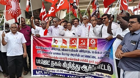 திருநெல்வேலி வண்ணாா்பேட்டையில் மத்திய அரசின் பட்ஜெட் நகல் கிழிப்பு போராட்டத்தில் ஈடுபட்டோா்.
