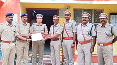 சிறந்த காவல் நிலையமாக தோ்ந்தெடுக்கப்பட்ட முத்துப்பேட்டை காவல் நிலையத்துக்கு பாராட்டு சான்றிதழை
காவல் ஆய்வாளா் கழனியப்பனிடம் வழங்கிய மத்திய மண்டல காவல் துறைத் தலைவா் கே. ஜோசி நிா்மல்குமாா்.