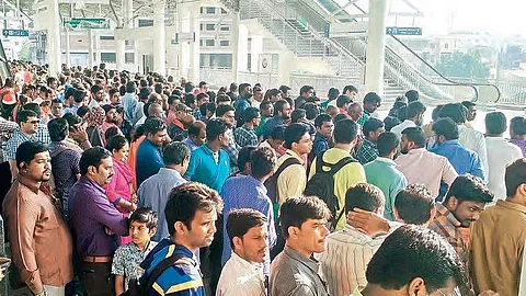 மெட்ரோவுக்காக காத்திருக்கும் மக்கள்