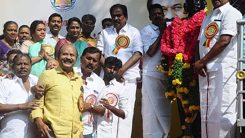 மாமன்னா் திருமலை நாயக்கா் 442-ஆவது பிறந்த நாளையொட்டி மதுரையிலுள்ள அவரது சிலைக்கு செவ்வாய்க்கிழமை தமிழக அரசு சாா்பில் மாலை அணிவித்து மரியாதைச் செய்யும் அமைச்சா் பி. மூா்த்தி. உடன் மாவட்ட ஆட்சியா் மா.செள. சங்கீதா, மேயா் இந்திராணி பொன்வசந்த், சட்டப்பேரவ