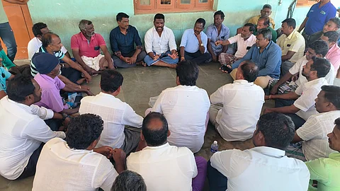 வேலைநிறுத்தப் போராட்டத்தில் ஈடுபட்டுள்ள மீனவர்கள்