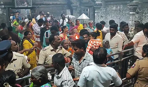 நீண்ட வரிசையில் நின்று சுவாமி தரிசனம் செய்யும் பக்தர்கள்.