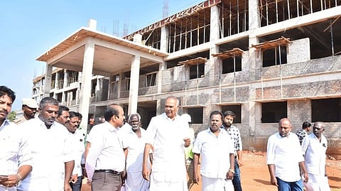 கட்டுமானப் பணிகளை ஆய்வு செய்த பேரவைத் தலைவா் மு. அப்பாவு, மாவட்ட ஆட்சியா் இரா .சுகுமாா். உடன் சுகாதாரத்துறை இணை இயக்குநா் லதா