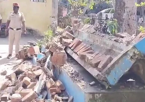இடிந்து விழுந்த சுவர்.